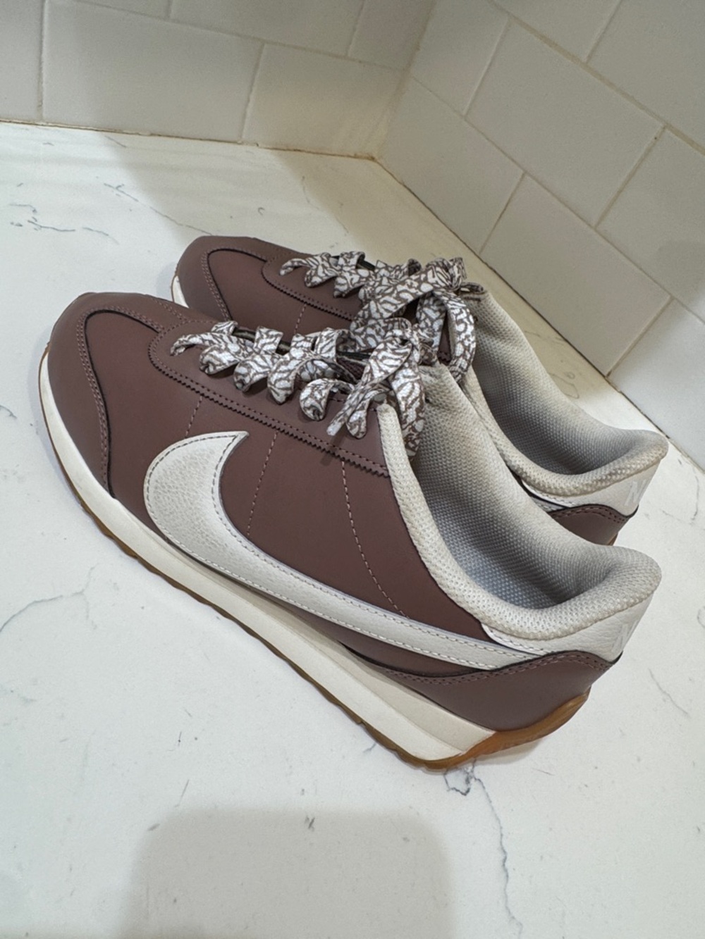 Nike Women's Brown and White Sneakers Size: 7.5 - Picture 3 of 12
